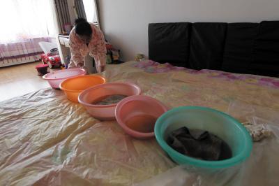 神池楼上漏水，住户失联，小区没物管，业主维权难！律师来支招……